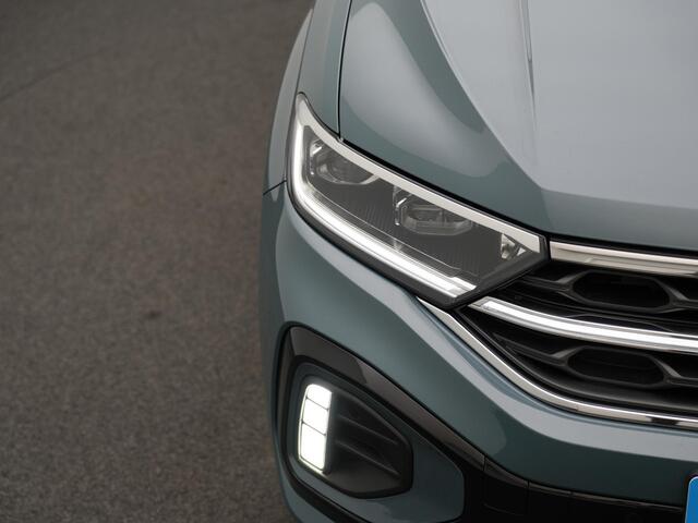 Volkswagen T-Roc 1.5 TSI 150 pk DSG R-Line | Panoramadak | Trekhaak | Navigatie Discover Pro | IQ Light | Achteruitrijcamera | Stoelverwarming