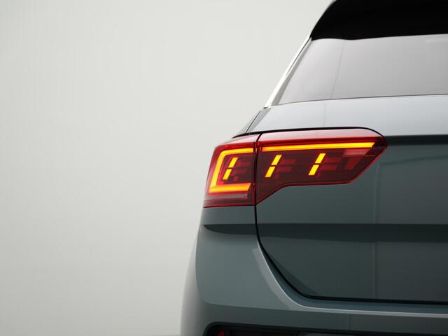 Volkswagen T-Roc 1.5 TSI 150 pk DSG R-Line | Panoramadak | Trekhaak | Navigatie Discover Pro | IQ Light | Achteruitrijcamera | Stoelverwarming