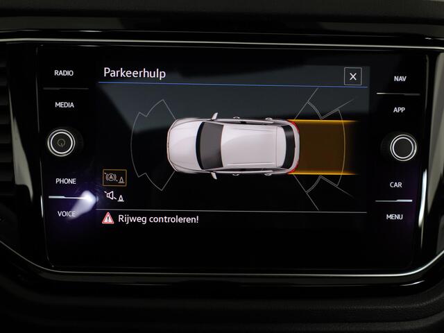 Volkswagen T-Roc 1.5 TSI Sport 150 pk Automaat (DSG) | Navigatie via App | Panoramadak | Parkeersensoren | Black Style pakket | Stoelverwarming |