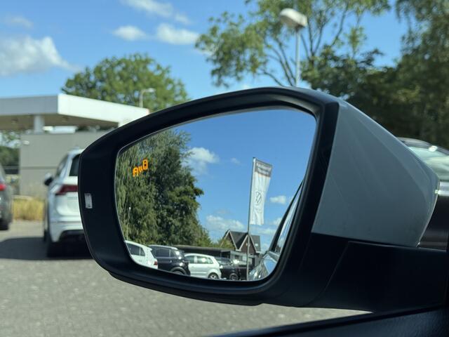 Volkswagen T-Roc 1.5 TSI Sport | LED | Camera | ACC