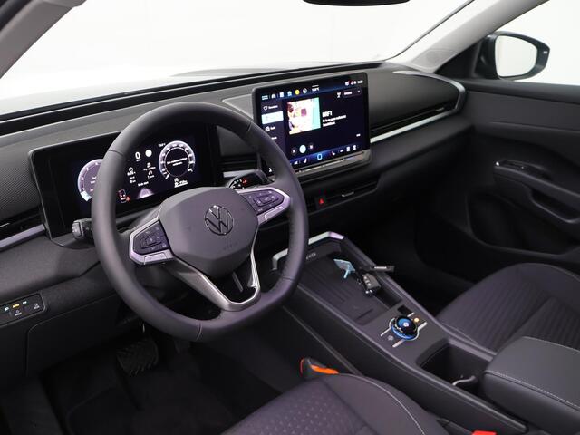 Volkswagen T-Roc 1.5 eTsi 116pk DSG Life First Edition | 18" Black Huntsville velgen | Stoel- & stuurwielverwarming |