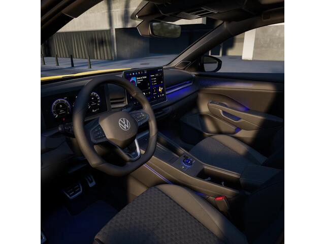 Volkswagen T-Roc R-Line First Edition | 'App-Connect' draadloze smartphone integratie | 30,5 cm display met 2D en 3D weergave | Achterklep, elektrisch, met sensorgestuurde opening (Easy Open)