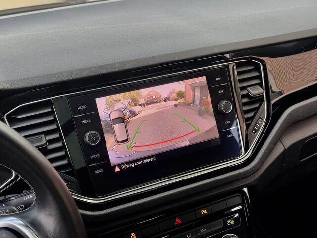 Volkswagen T-Roc 1.5 TSI AUT7 SPORT BLACK-EDITION PANODAK NAVI CAMERA DIGI-DASH APPLE-CARPLAY LED LMV PDC