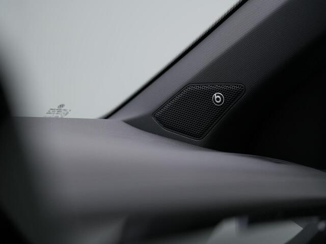 Volkswagen T-Roc 1.5 TSI 150 pk DSG Style | Beats | IQ Light | Achteruitrijcamera | Stoelverwarming | Massage | Alcantara