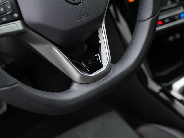 Volkswagen T-Roc 1.5 TSI 150 pk DSG R-Line | Trekhaak | Achteruitrijcamera | Stoelverwarming | Massage | Alcantara | Navigatie