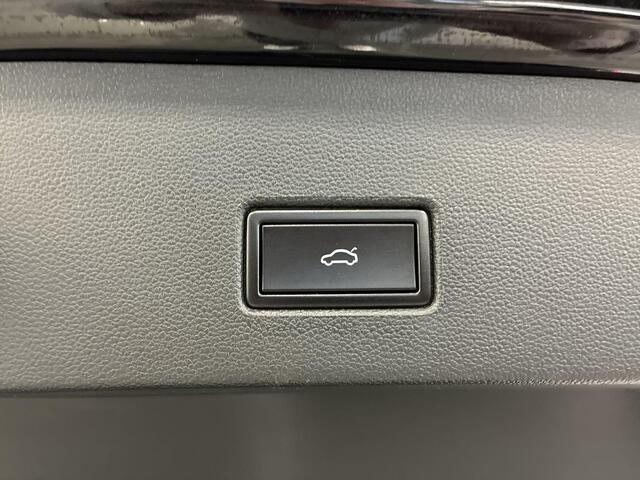 Volkswagen T-Roc 1.5 TSI 150pk DSG R-line Sport · Camera · Panoramadak · Apple/Android Car Play · Alarm · Trekhaak · 18'' Inch ·