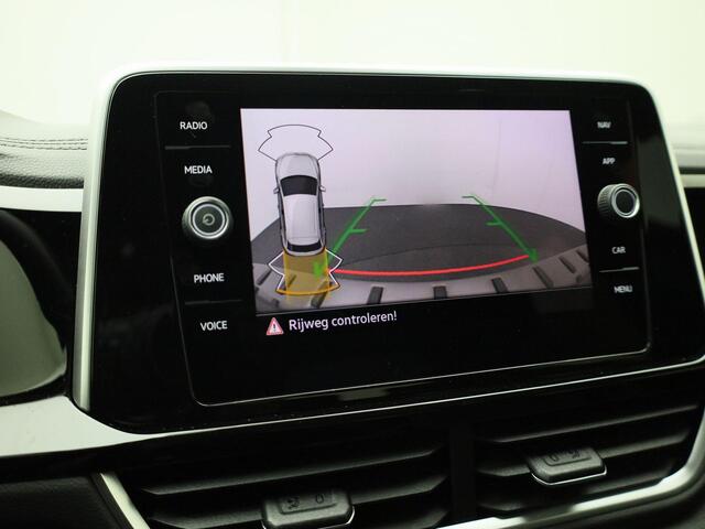 Volkswagen T-Roc 1.0TSI/110PK R-Line Navigatie · Apple/Android Car Play · Camera + Parkeersensoren · Garantie t/m 03-02-2028 of 100000km.