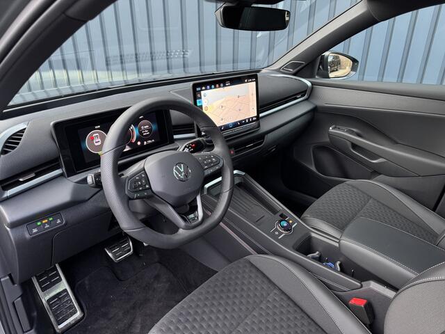 Volkswagen T-Roc 1.5 eTsi R-Line First Edition | Trekhaak wegkl. | 360 Camera | Panodak | Harman/Kardon | Prijs Rijklaar!!