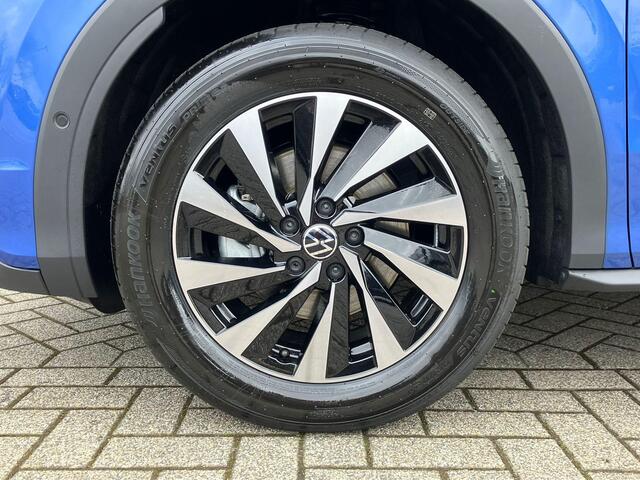 Volkswagen T-Roc Life First Edition 1.5 eTSI 85 kW / 116 PK DSG | Trekhaak wegklapbaar | Multimedia pakket | Ambient pakket | Tech pakket |