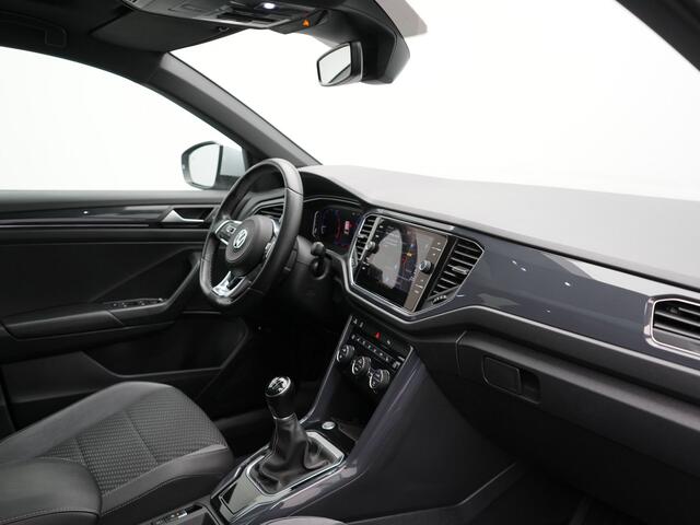 Volkswagen T-Roc 1.5 TSI R-Line 150pk Dealer O.H. | Trekhaak Afn. | Panodak | Adaptive Cruise | Camera | Sportstoelen Verwarmd | Keyless | Apple Carplay | Blis | LED Koplampen | Navigatie | DAB |