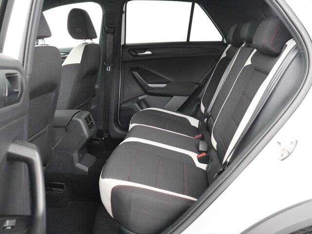 Volkswagen T-Roc 1.5 TSI Sport R Line | Trekhaak | Carplay | Full LED | Navigatie | Virtual Cockpit | Adaptive cruise | Parkeerhulp | 18'' | Climate control | Bluetooth | Getint glas