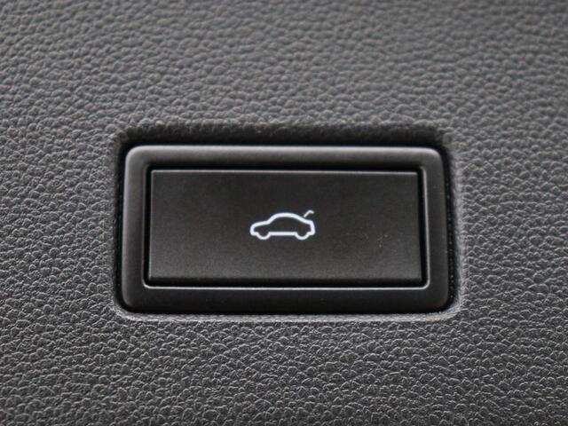 Volkswagen T-Roc 1.5 TSI Sport R Line | Trekhaak | Carplay | Full LED | Navigatie | Virtual Cockpit | Adaptive cruise | Parkeerhulp | 18'' | Climate control | Bluetooth | Getint glas