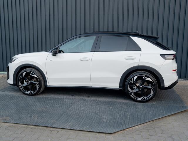 Volkswagen T-Roc 1.5 eTsi R-Line First Edition | Black Style | 360 Camera | Head Up | Elk. A-klep | IQ Light | Prijs Rijklaar!!