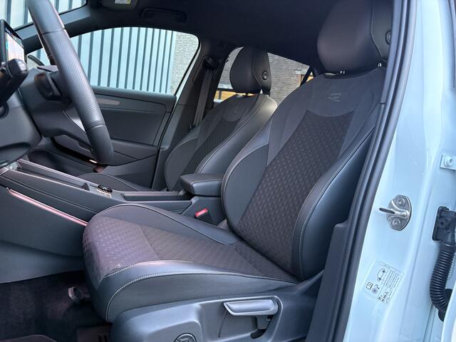 Volkswagen T-Roc 1.5 eTsi R-Line First Edition | Black Style | 360 Camera | Head Up | Elk. A-klep | IQ Light | Prijs Rijklaar!!