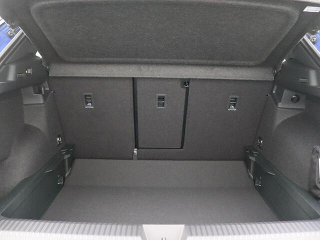 Volkswagen T-Roc 1.5 eTsi R-Line First Edition 150PK DSG Pano-Schuifdak, Trekhaak, Black Style, 20" LM Velgen, Keyless, Side Asisst, Matrix LED-Verlichting, Achteruitrijcamera