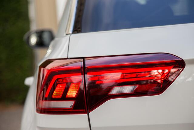 Volkswagen T-Roc 1.5 TSI R-Line Business+ IQ LIGHT | CAMERA | BLIND SPOT | ACC | STOEL- EN STUURVERWARMING