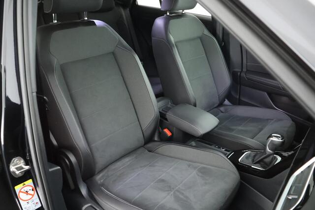 Volkswagen T-Roc 1.5 TSI 150pk DSG R-Line Edition Trekhaak Camera Stoelverwarming Virtual Cockpit Navigatie