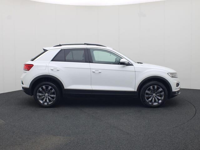 Volkswagen T-Roc 1.5 TSI 150PK DSG Style · Camera · Panoramadak · Apple/Android Car Play · Trekhaak · Navigatie · 17'' Inch ·