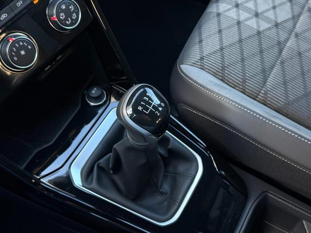 Volkswagen T-Roc 1.5 TSI R-Line 150 PK I Carplay I Adapt. Cruise I LED I Stoelverwarming