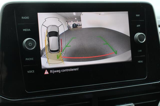 Volkswagen T-Roc 1.5 TSI 150pk DSG R-Line | Navigatie | Apple Carplay/Android Auto | Parkeersensoren | Camera | Blind Spot Assist | Adaptive Cruise Control | Elektrische achterklep | Stoel- en stuurverwarming | Climate Control | Ledverlichting | Virtual Cockpit