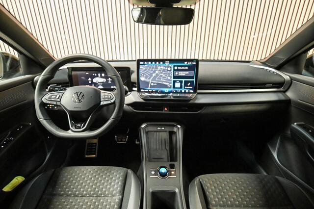 Volkswagen T-Roc 1.5 eTSI R-Line | HUD | BLACK PACK | ELEKTR. ACHTERKLEP | STOELV