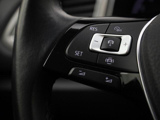 Volkswagen T-Roc 1.5TSI/150PK DSG · Navigatie · Parkeersensoren · Lane assist