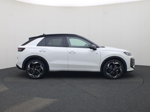 Volkswagen T-Roc 1.5eTSI 150pk R-Line First Edition Black Style DSG · 360°Camera · Head-up Display · Stuur- & Stoelverwarming · Keyless · Side Assist · Apple/Android Car Play · Garantie t/m 09-11-2027