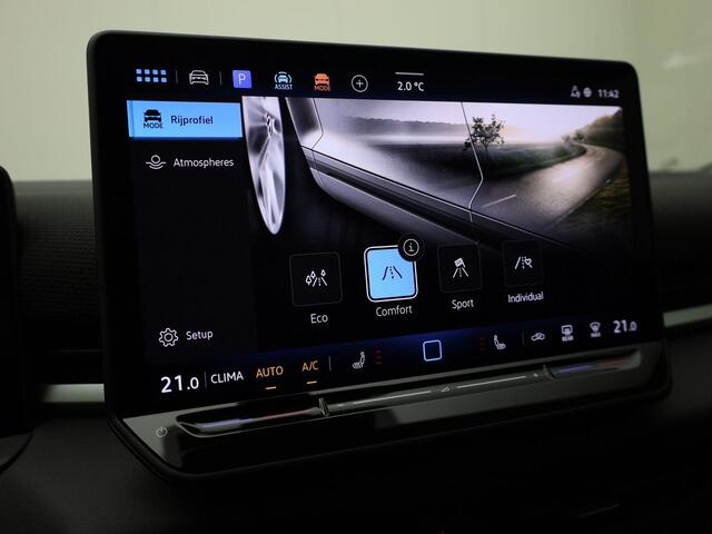 Volkswagen T-Roc 1.5eTSI 150pk R-Line First Edition Black Style DSG · 360°Camera · Head-up Display · Stuur- & Stoelverwarming · Keyless · Side Assist · Apple/Android Car Play · Garantie t/m 09-11-2027