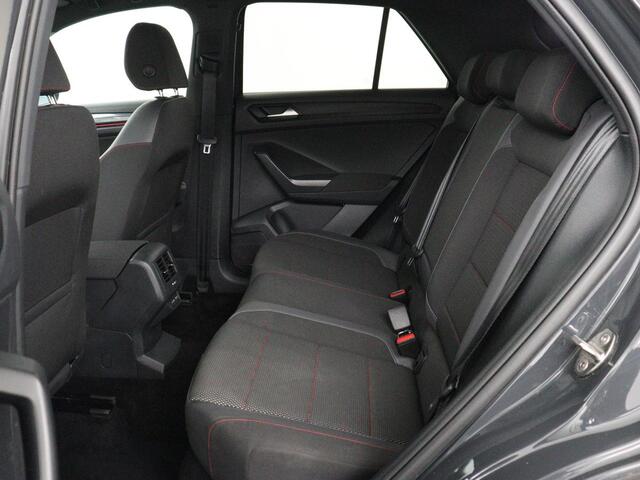 Volkswagen T-Roc 1.5 TSI Sport | Trekhaak | Virtual Cockpit | Carplay | Full LED | Adaptive cruise | Navigatie | Climate control | Parkeerhulp | Bluetooth | 17'' | Getint glas