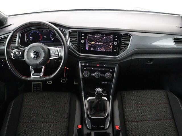 Volkswagen T-Roc 1.5 TSI Sport | Trekhaak | Virtual Cockpit | Carplay | Full LED | Adaptive cruise | Navigatie | Climate control | Parkeerhulp | Bluetooth | 17'' | Getint glas