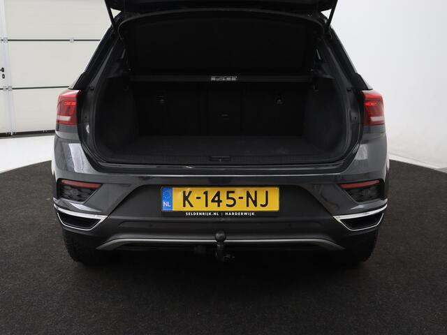 Volkswagen T-Roc 1.5 TSI Sport | Trekhaak | Virtual Cockpit | Carplay | Full LED | Adaptive cruise | Navigatie | Climate control | Parkeerhulp | Bluetooth | 17'' | Getint glas