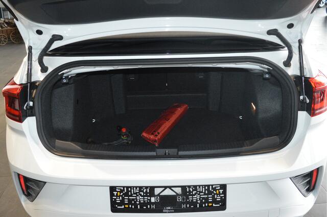 Volkswagen T-Roc Cabrio 1.5 TSI 3X R-LINE Black Style leer trekhaak 19 inch 150 pk !!