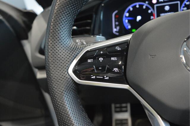 Volkswagen T-Roc Cabrio 1.5 TSI 3X R-LINE Black Style leer trekhaak 19 inch 150 pk !!