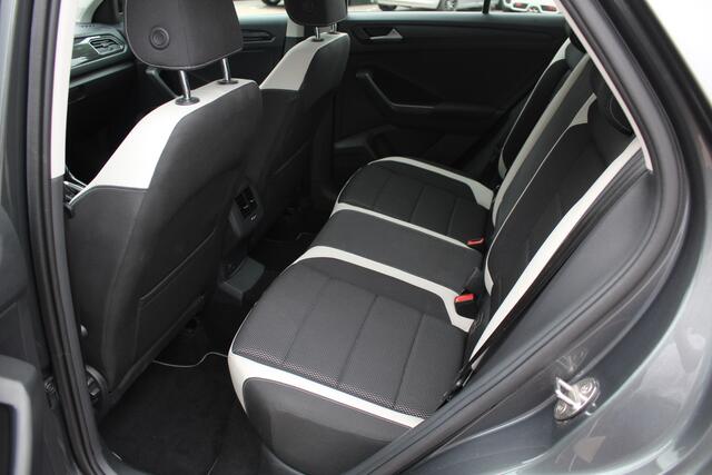 Volkswagen T-Roc 1.5 TSI Sport / Trekhaak / Camera / Virtual Cockpit / Keyless / 17'' / CarPlay / Stuur+Stoelverwarming / DAB / ACC