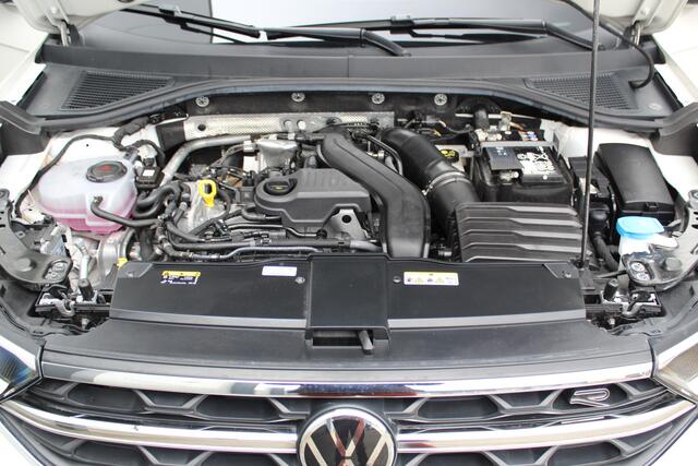 Volkswagen T-Roc 1.5-150pk R-Line Edition DSG-AUTOMAAT ! Gun u het comfort van een automaat ! Slechts 16.500km ! Stoel- en stuurwielverw., IQ-light, Adaptieve cruise cntrl, Navigatie by Apple Carplay/Android auto, Autm. airco dual, Camera, Elektr. achterklep etc.