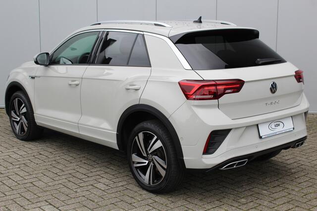 Volkswagen T-Roc 1.5-150pk R-Line Edition DSG-AUTOMAAT ! Gun u het comfort van een automaat ! Slechts 16.500km ! Stoel- en stuurwielverw., IQ-light, Adaptieve cruise cntrl, Navigatie by Apple Carplay/Android auto, Autm. airco dual, Camera, Elektr. achterklep etc.