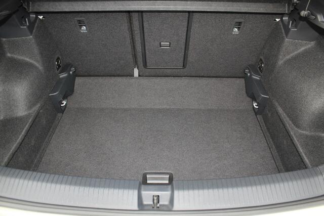 Volkswagen T-Roc 1.5-150pk R-Line Edition DSG-AUTOMAAT ! Gun u het comfort van een automaat ! Slechts 16.500km ! Stoel- en stuurwielverw., IQ-light, Adaptieve cruise cntrl, Navigatie by Apple Carplay/Android auto, Autm. airco dual, Camera, Elektr. achterklep etc.