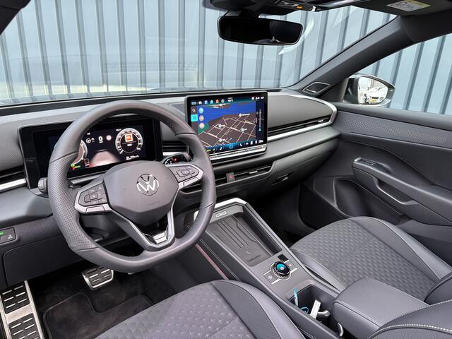 Volkswagen T-Roc 1.5 eTsi R-Line First Edition | Trekhaak wegkl. | 360 Camera | Panodak | Harman/Kardon | Prijs Rijklaar!!