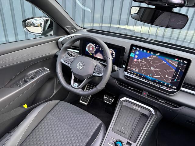 Volkswagen T-Roc 1.5 eTsi R-Line First Edition | Trekhaak wegkl. | 360 Camera | Panodak | Harman/Kardon | Prijs Rijklaar!!