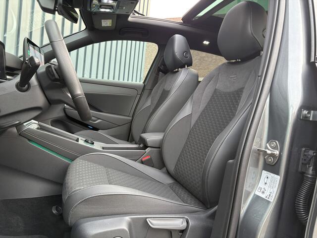 Volkswagen T-Roc 1.5 eTsi R-Line First Edition | Trekhaak wegkl. | 360 Camera | Panodak | Harman/Kardon | Prijs Rijklaar!!