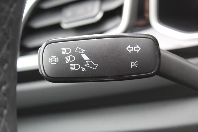 Volkswagen T-Roc 1.5-150pk R-Line Edition DSG-AUTOMAAT ! Gun u het comfort en gemak van een automaat ! Slechts 16.000km ! Winterpakket, Adapt. Cruise Control, Climate Control, Camera, CarPlay