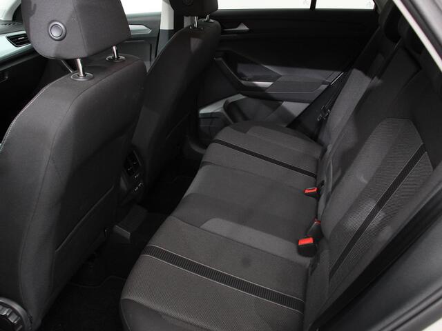 Volkswagen T-Roc 1.0 TSI Life Digitale Cockpit Navigatie Apple Carplay/Android Auto Adaptive Cruise control Parkeer sensoren Lichtmetalen Velgen 16" Extra Getint glas