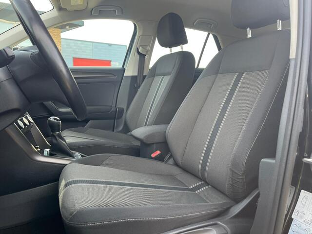 Volkswagen T-Roc 1.0 TSI Style | Adaptive cruise | Trekhaak | Carplay | Elek. Kofferklep | NAVI | All seasonbanden | Elek. bedienbare spiegels + verwarmbaar