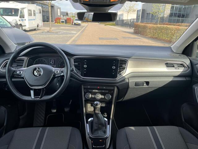 Volkswagen T-Roc 1.0 TSI Style | Adaptive cruise | Trekhaak | Carplay | Elek. Kofferklep | NAVI | All seasonbanden | Elek. bedienbare spiegels + verwarmbaar