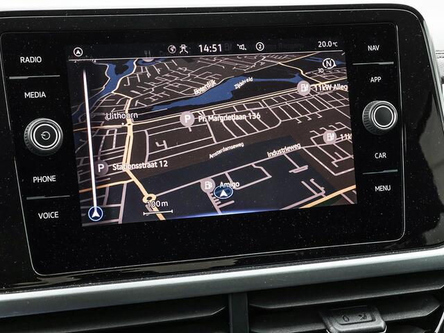 Volkswagen T-Roc 1.5 TSI 150pk DSG Life 75 Edition · Camera · Apple/Android Car Play · Trekhaak · Navigatie · P-Sensoren · Park Assist · 17'' Inch ·