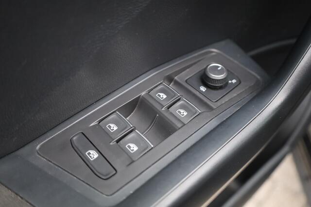 Volkswagen T-Roc 1.5 TSI Sport NL auto 1ste eigenaar door ons onderhouden, 18" LMV, trekhaak, privacy glas, zwarte hemel, digital cockpit, navigatie, Full led, ACC en app connect