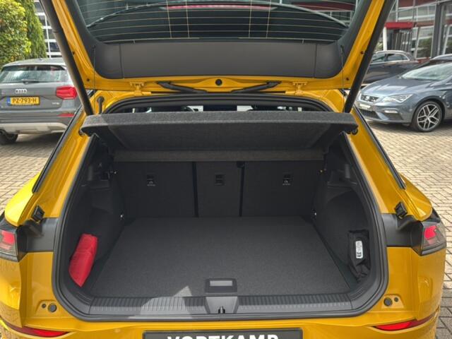 Volkswagen T-Roc 1.5 eTSI R-LINE TREKHAAK/CAMERA/ELEK-KLEP/ACC/STOEL+STUURVERW/NAVI/CARPLAY