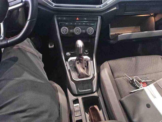 Volkswagen T-Roc 1.5 TSI Sport Panoramadak | Virtual | Keyless | Camera | Elektrische kofferklep | Stoelverwarming | Carplay | Trekhaak |