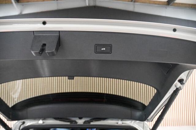 Volkswagen T-Roc 1.5 TSI R-Line | PANO | ACC | STOELVERWARMING | TREKHAAK
