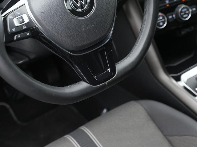 Volkswagen T-Roc 1.5 TSI 150 pk DSG Style | Trekhaak | Navigatie | Adaptive Cruise | Achteruitrijcamera